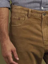 Pantalón de pana azul con corte recto, tiro medio y bolsillos delanteros y traseros.