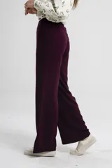 Pantalón de vestir color vino, de corte recto y tiro alto.