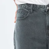 Pantalón de corte baggy confeccionado en twill de algodón, con diseño de cinco bolsillos y cierre frontal con botón y cremallera.