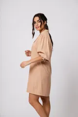 Vestido corto color tostado, con cuello solapa, abotonado al frente y mangas 3/4 con puños fruncidos.