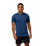 Remera deportiva azul jaspeado de New Balance, modelo Tenacity, para hombre. Confeccionada en tejido de poliéster suave y elástico con tecnología NB DRY de secado rápido.
