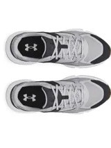 Championes Under Armour modelo Forge 96 Reissue, con diseño inspirado en los años 90. Presenta una parte superior combinada de malla y cuero nobuk en tonos gris y negro, con refuerzos de TPU. Incluye una entresuela blanca de amortiguación y suela exterior de goma en color caramelo.