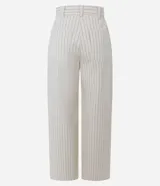 Pantalón wide leg de sarga color beige con estampado a rayas verticales oscuras, de cintura alta con pinzas frontales, bolsillos posteriores y calce amplio.