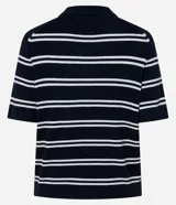 Blusa de punto de viscosa certificada, color azul marino con rayas horizontales blancas. Tiene mangas cortas y cuello polo con cierre de botones.