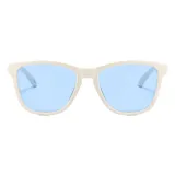 Lentes de sol unisex con montura color crema y cristales espejados color celeste. Fabricados con plástico reciclado, filtro UV 400 y polarizados.