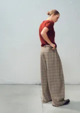 Pantalón de vestir tiro alto con diseño a cuadros, corte recto y amplio, con pinzas delanteras.