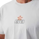 Remera blanca de algodón con logo de la marca Rivvia estampado en el pecho, que incluye una flor y el nombre de la marca.