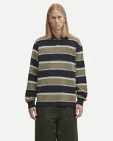 Camisa de rugby de manga larga Carhartt con diseño a rayas horizontales en tonos verde oliva, azul marino y blanco. Presenta cuello clásico, cierre frontal con botones y puños elásticos.