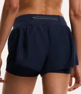 Bermuda deportiva tipo runner, color verde menta, confeccionada en microfibra con cintura elástica. Tiene un corte holgado y bajo redondeado.