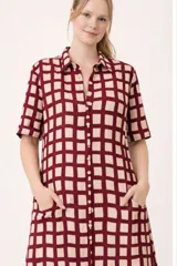 Camisa maternal de viscosa suave y liviana, con estampado de rayas verticales amarillas y blancas. Presenta cuello camisero, mangas cortas y bolsillos prácticos.