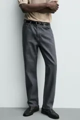 Jeans de corte straight fit, color gris oscuro, confeccionados en denim de algodón rígido, con diseño de cinco bolsillos y cierre frontal con cremallera y botón.