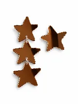 Par de aros colgantes asimétricos con diseño de estrellas en acrílico espejado color bronce. Un aro presenta tres estrellas en cascada unidas por argollas metálicas, mientras que el otro cuenta con una sola estrella.