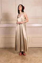 Vestido largo color dorado de raso con breteles finos y escote en V.