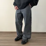 Jean de corte baggy con efecto lavado, color gris oscuro, de tiro medio y pierna ancha.