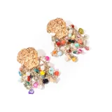 Aros colgantes dorados con apliques de mostacillas de colores.