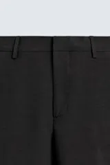 Pantalón de traje con corte relaxed fit, confeccionado en una mezcla de viscosa y lino. Presenta bolsillos laterales delanteros, bolsillos traseros de vivo y cierre frontal con cremallera y gancho oculto.