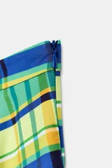 Falda midi de tiro medio marca ZWE Collection, confeccionada en hilatura de algodón con diseño de cuadros tipo tartán en tonos verdes, azules y amarillos. Tiene corte evasé y cierre lateral con cremallera oculta.