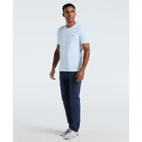 Remera celeste de algodón orgánico, de corte entallado, cuello redondo y manga corta. Presenta el logo de la marca Original Penguin en el pecho.