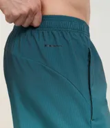 Bermuda deportiva masculina de color azul, con cintura elástica y cordón interno de ajuste.