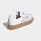 Championes Adidas modelo Sambae, con exterior de cuero blanco, detalles en rosado en las tres tiras laterales y suela de plataforma de caucho color caramelo.