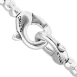 Pulsera de esferas plateadas con cierre de mosquetón entrelazado.