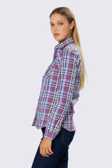 Camisa a cuadros azul, rosa y blanco, de manga larga y corte clásico.