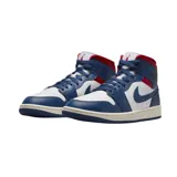 Championes Jordan Air 1 Mid, con diseño tricolor en azul, blanco y rojo. Confeccionados en cuero premium y material sintético, cuentan con unidad Air-Sole en el talón para mayor amortiguación y suela de goma para tracción.