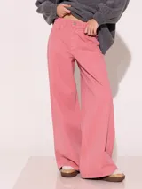 Pantalón jeanero de corte amplio, color rosado, confeccionado en tejido 100% algodón.