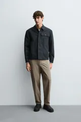 Pantalón regular fit color azul marino, confeccionado en tejido elástico. Cuenta con bolsillos frontales, bolsillos traseros de vivo con botón y cierre frontal con cremallera y botón.