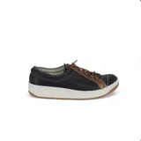 Zapatillas urbanas negras de cuero con puntera de cuero metalizado color bronce, cordones marrones, suela blanca y base marrón.