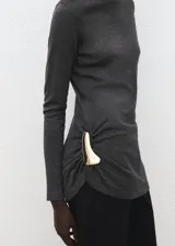 Jersey de cuello alto gris oscuro, de manga larga y corte ajustado.