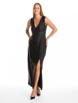 Vestido largo de seda fría color negro, con escote en V profundo, sin mangas y cintura ajustada con banda ancha. Presenta frunces bajo el busto, cierre invisible en la espalda y falda fluida con un tajo lateral pronunciado.