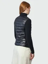 Cárdigan híbrido Moncler con frente acolchado de nylon brillante y mangas y espalda de punto. Presenta cierre frontal completo, cuello alto y parche con logo en la manga.