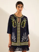 Poncho azul marino con diseño de ananás y flecos en el ruedo.
