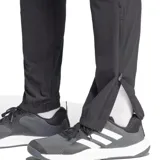 Pantalón deportivo Adidas Run It TKO, color negro, con ajuste ceñido, cintura elástica con cordón ajustable y cierres en los tobillos. Presenta el logo de Adidas en blanco en el muslo izquierdo.