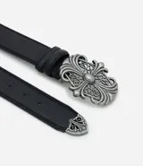 Cinturón masculino de poliuretano color negro, con hebilla metálica decorativa en forma de cruz con detalles grabados.