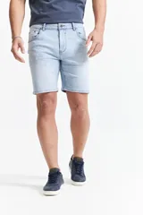 Bermuda de jean celeste, corte regular, con pasacinto.