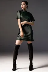 Vestido corto de satén color verde oscuro, con cuello alto, mangas cortas y corte recto.