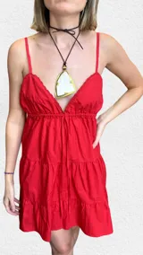 Vestido corto rojo con breteles finos, escote en V y espalda baja.