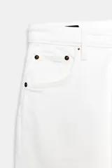 Jeans Z1975 de tiro alto y pernera recta con cinco bolsillos, cierre frontal con cremallera y botón, en color celeste claro lavado.