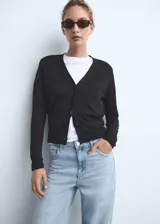Pantalón de jean estilo wide leg con tiro alto, cinco bolsillos, trabillas para cinturón y bajo deshilachado.