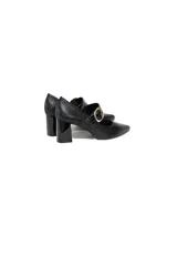 Zapatos de tacón estilo stiletto color negro, con punta fina, taco bloque y tira en el empeine con hebilla dorada y detalle texturizado.