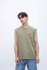 Musculosa verde oliva con cuello redondo y estampado pequeño en el pecho. Corte recto y sin mangas.