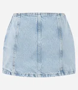 Short pollera de jeans celeste claro, tiro bajo, con ruedo deshilachado y un tajo lateral con detalle de encaje blanco en el borde.