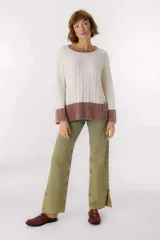 Sweater de punto trenzado color crudo con cuello redondo y terminaciones en azul.