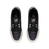 Championes Puma modelo Shuffle Downtown OG, de diseño urbano con base blanca, detalles en negro y suela de goma color caramelo. Presentan refuerzos en gamuza gris en la puntera y el talón, con el logo de la marca en dorado.