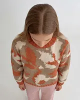 Buzo de tejido jacquard hecho a mano en mezcla de lana merino y seda, con diseño de formas orgánicas en tres colores. Presenta un calce relajado, cuello alto y terminaciones tejidas en rib.