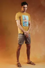 Bermuda de gabardina color tostado, con corte recto, bolsillos laterales y ruedo con dobladillo.