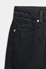 Jeans de tiro alto, pernera recta y larga, estilo clásico con cinco bolsillos, cierre frontal con cremallera y botón metálico.