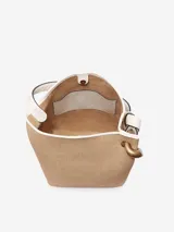 Bolso bombonera de cuero color beige con detalles blancos y dorados.
